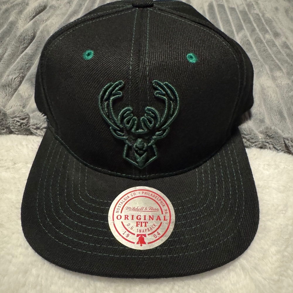 Milwaukee Bucks black flat bill hat